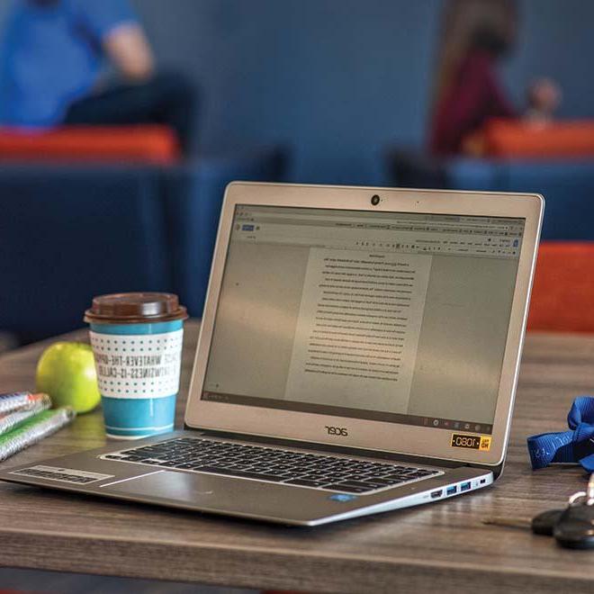 桌上有笔记本电脑，咖啡，苹果和笔记本
