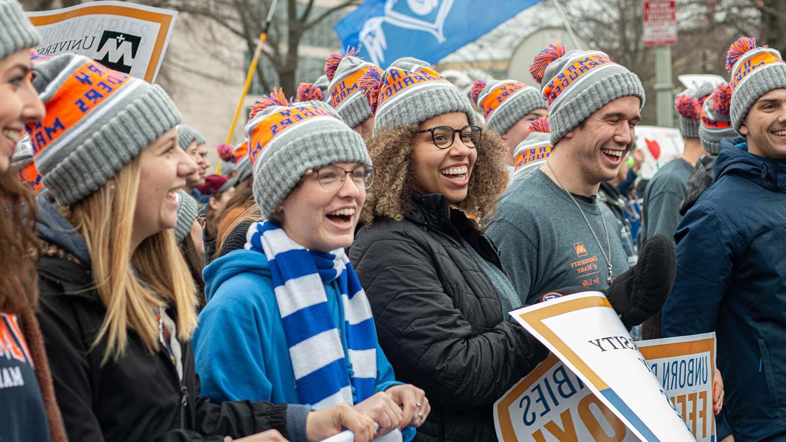 在华盛顿举行的一年一度的“生命游行”中，微笑的“终身大学”成员.